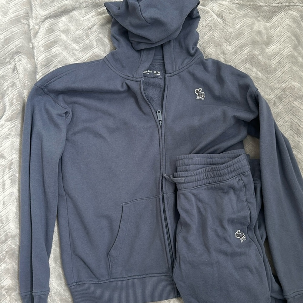 Size 15/16 boys Abercrombie light blue sweatsuit. Great condition.